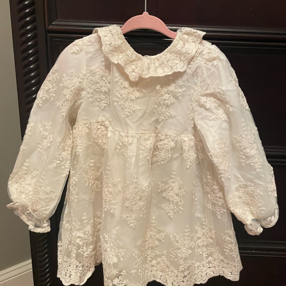Zara lace long sleeve toddler dress in crème. Worn once for a photo shoot.